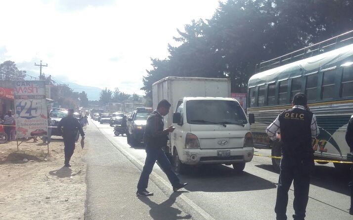 Automotor que fue atacado a balazos en la ruta Interamericana, Chimaltenango. (Foto Prensa Libre: Víctor Chamalé).