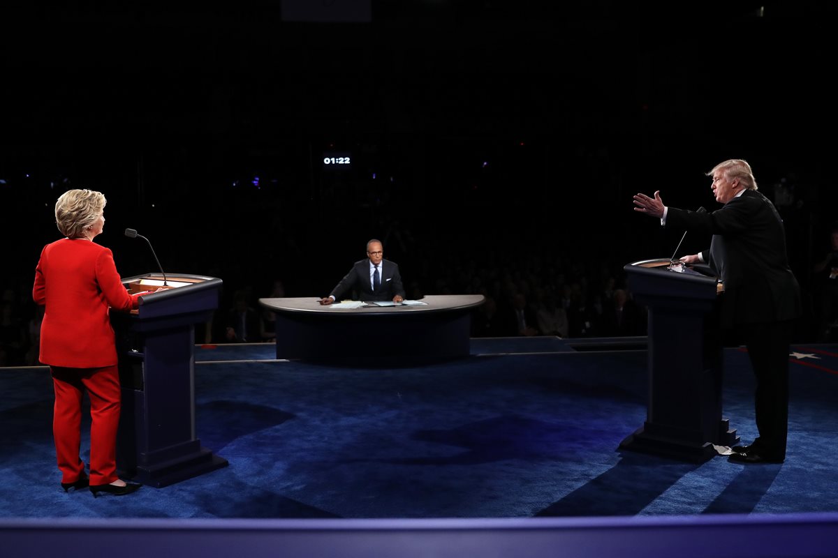 La demócrata Hillary Clinton (izq.) discute con el republicano Donald Trump (der.), durante el esperado debate. (Foto Prensa Libre: AFP).