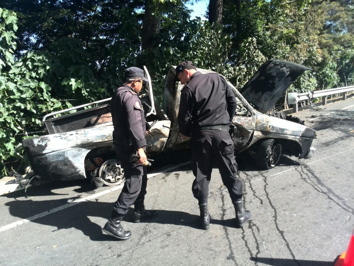 Un picop se incendió después de chocar con un automóvil en el kilómetro 33 de la carretera a El Salvador. Foto Prensa Libre: Estuardo Paredes