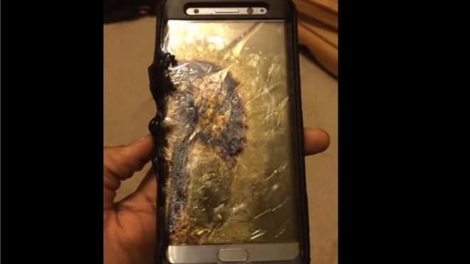 La carcasa del Galaxy Note 7 del usuario de YouTube Ariel González quedó completamente chamuscada. (ARIEL GONZÁLEZ).