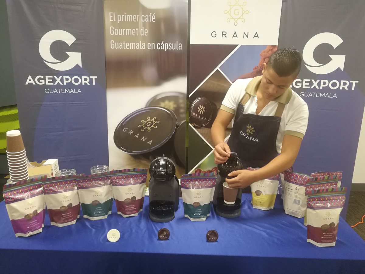 El café encapsulado es otra línea de producción y de consumo por parte de los clientes y la firma Bru Craps incursionó en este mercado. (Foto Prensa Libre Urías Gamarro)