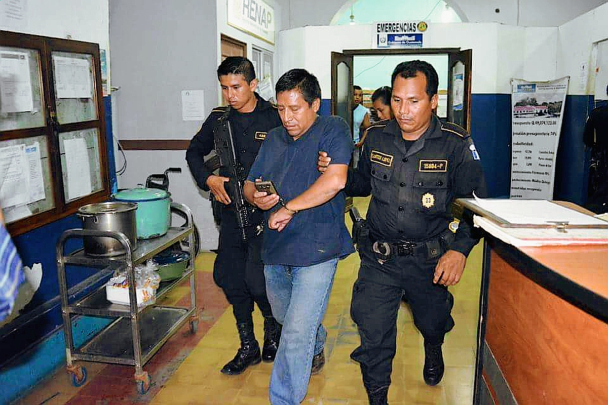 Manuel Esteban Morales fue capturado en el Hospital Nacional de Mazatenango, sindicado de agresión. (Foto Prensa Libre: Melvin Popá)