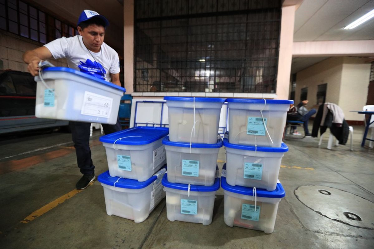 Delegado del TSE embala las papeletas de votaciones que fueron usadas este domingo en la consulta popular. (Foto Prensa Libre: Álvaro Interiano)