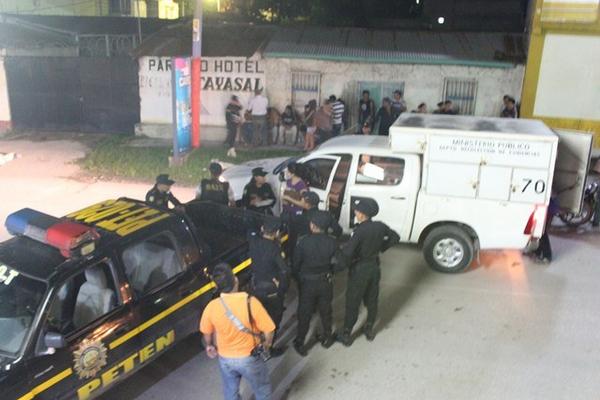 Autoridades resguardan el lugar donde murió baleado Jorge Adrián Dubón, en San Benito. (Foto Prensa Libre: Rigoberto Escobar)