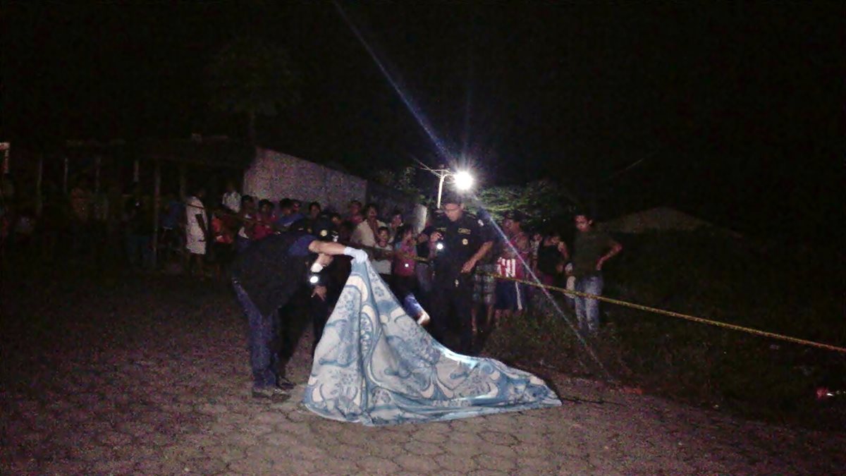 Agentes de la PNC resguardan lugar donde murió un hombre a balazos, en Pajapita, San Marcos. (Foto Prensa Libre: Cortesía)