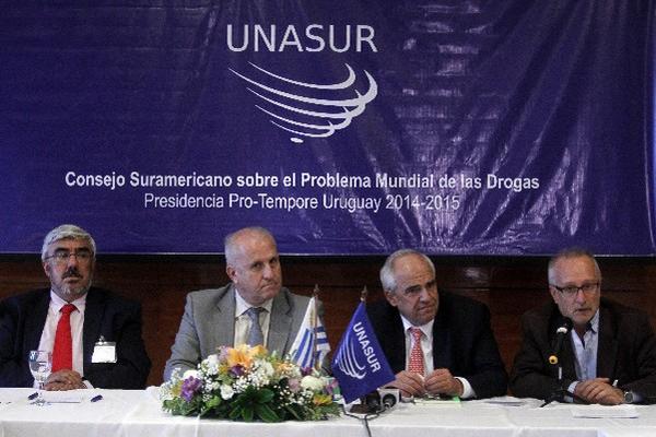 El secretario general de Unasur, expresidente colombiano Ernesto Samper  (tercero de izquierda a derecha) durante una seire de conferencias que  se efectúan desde ayer en Uruguay. (Foto Prensa Libre: EFE)