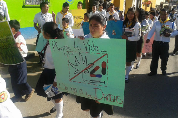 Los muchachos caminaron por céntricas calles de Quiché para compartir el mensaje de su iglesia. (Foto Prensa Libre: Oscar Figueroa)<br _mce_bogus="1"/>