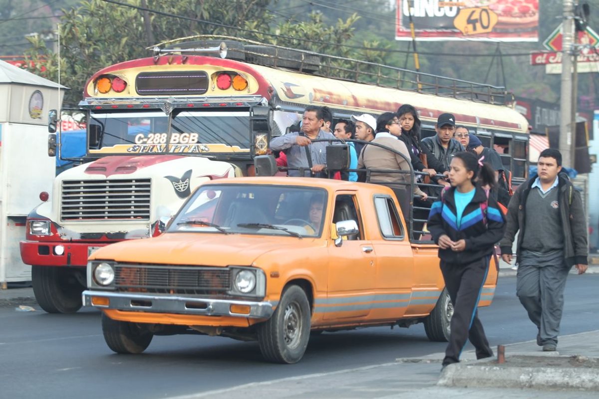 Usuarios del transporte público en Mixco han resultado afectados desde ayer por el paro de pilotos, quienes exigen seguridad. (Foto HemerotecaPL: Érick Ávila)