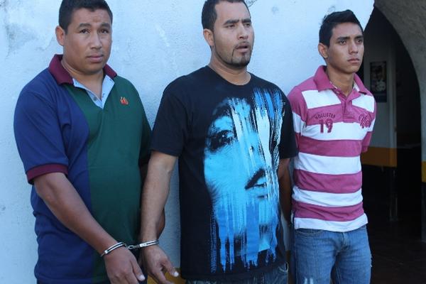 Los tres detenidos son sindicados de amenazar de muerte a un vecino. (Foto Prensa Libre: Óscar Figueroa)<br _mce_bogus="1"/>