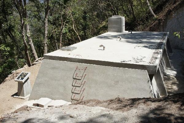 Depósito de  agua construido en la parte norte de la aldea Xecotoj, San Andrés Semetabaj.