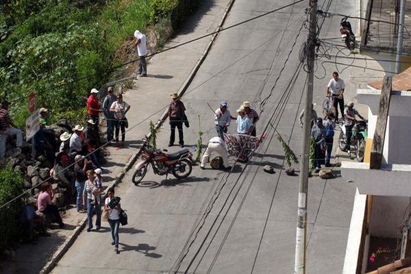 Los inconformes bloquean los accesos a la cabecera de Jalapa. (Foto Prensa Libre: Hugo Oliva)