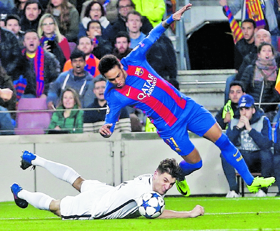 Thomas Meunier en una jugada junto a Neymar durante el partido de vuelta de octavos de final de la Liga de Campeones. (Foto Prensa Libre: EFE)