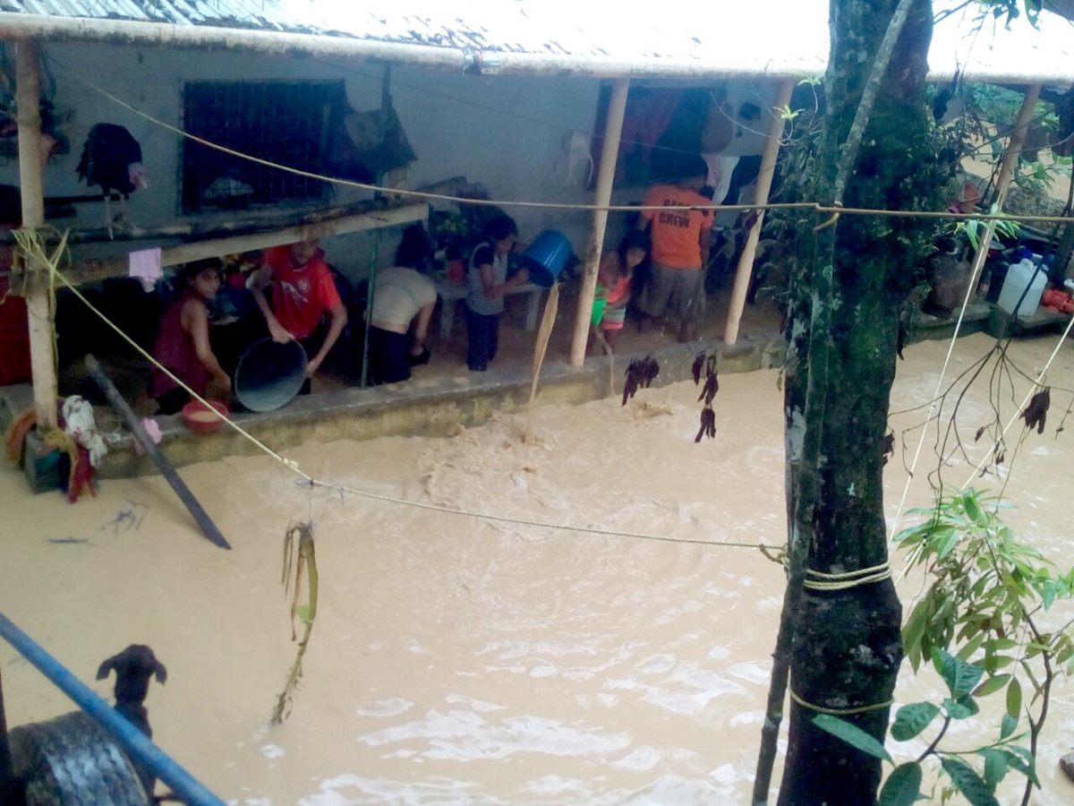 Vivienda de Las Colinas, afectada por las lluvias en Puerto Barrios, Izabal. (Foto Prensa Libre: Dony Stewart)