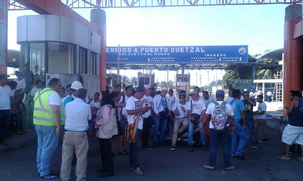 Inconformes bloquean uno de los ingresos a Puerto Quetzal, Escuintla. (Foto Prensa Libre: Enrique Paredes)
