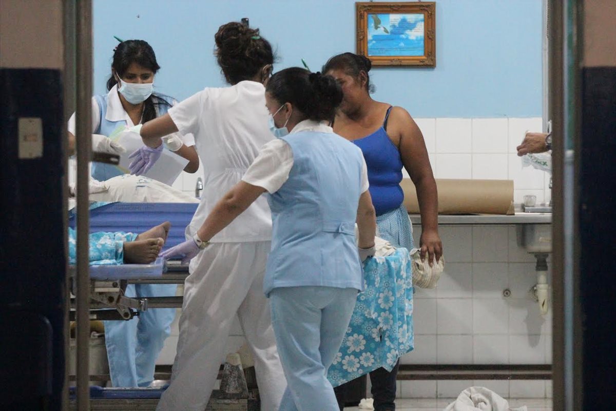 La madre de Kenderly (de azul), en la emergencia del hospital de Jalapa con su hija. (Foto Prensa Libre: Hugo Oliva)