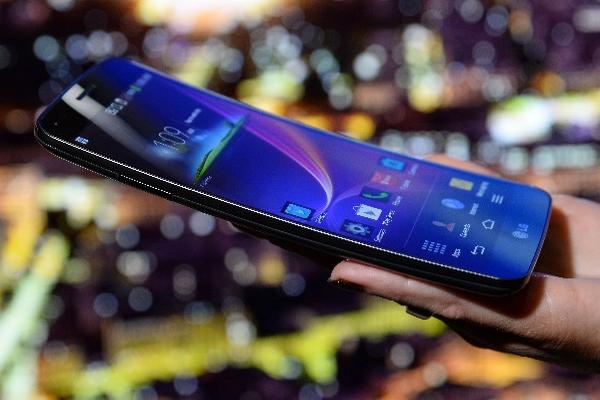 LG dio a conocer  su teléfono curvo G Flex de seis pulgadas, con tecnología HD. (Foto Prensa Libre: AFP)