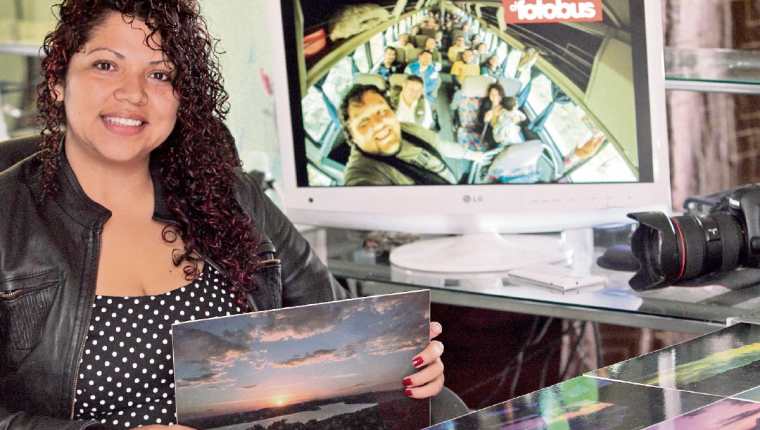 Mediante un bus, Aura Marina Pérez ofrece viajes a diferentes lugares, como modelo distinto de agencia de viajes. (Foto Prensa Libre: Álvaro Interiano)