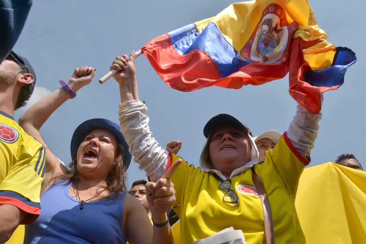 Cientos de colombianos protestan en Bogotá contra políticas económicas de Juan Manuel Santos. (Foto Prensa Libre: AFP)