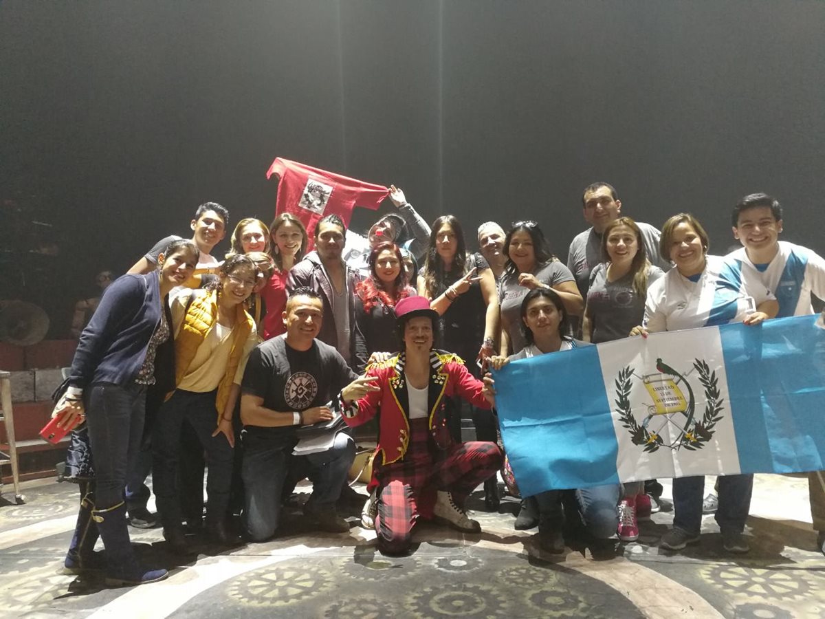 Connacionales disfrutan del preámbulo de los esperados conciertos de Ricardo Arjona en el Teatro Morelos, Toluca, México. (Fotos Prensa Libre: Keneth Cruz).