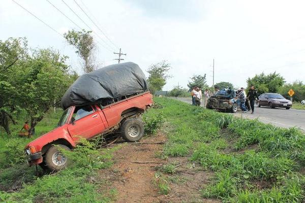 El vehículo tipo sedan impactó en la parte trasera del pickup y provocó que éste se saliera de la carretera. (Foto Prensa Libre: Enrique Paredes).<br _mce_bogus="1"/>