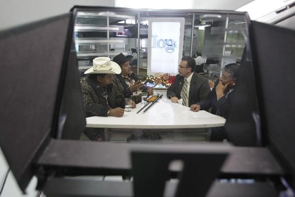 José Suluguí Guarcax y Julio Mendoza Mendoza, de la Municipalidad Indígena de Sololá, conversan con los periodistas Roberto Morales Muralles y Édgar René Sáenz.