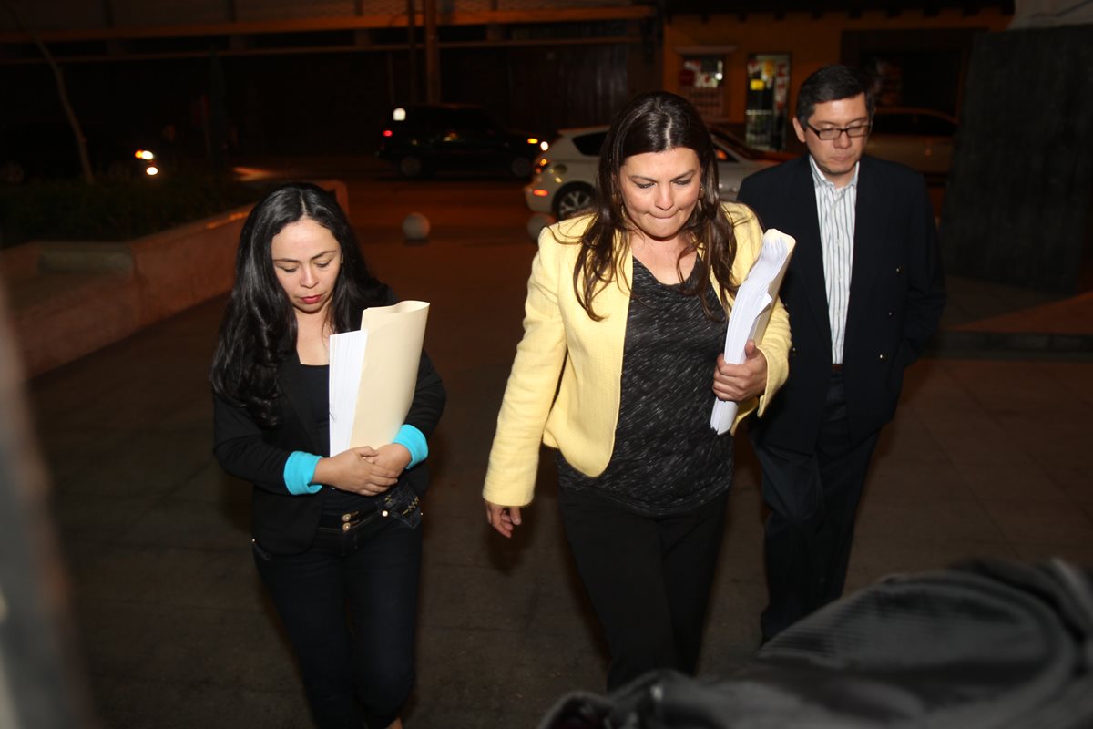Jennie Molina y Patricia Gámez llegan a la Corte de Costitucionalidad para presentar los amparos. (Foto Prensa Libre: Esbin García)