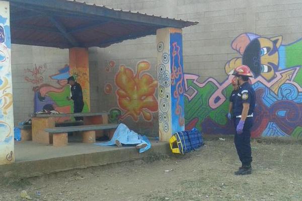 Cuatro personas fueron atacadas a balazos en el parque de Ciudad Quetzal, San Juan Sacatepéquez. (Foto Prensa Libre: CBM)<br _mce_bogus="1"/>