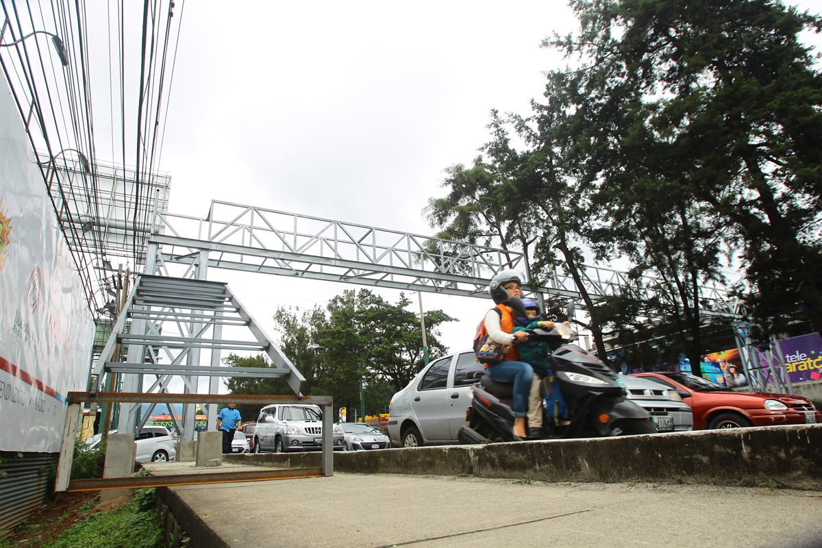 Estructura es instalada por la empresa GPO Vallas   y cuenta con autorización del Concejo de Mixco. (Foto Prensa Libre: Álvaro Interiano)