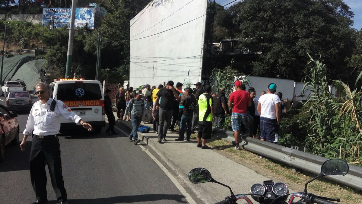 Curiosos observan al vehículo que cayó en barranco. (Foto Prensa Libre: Emixtra)