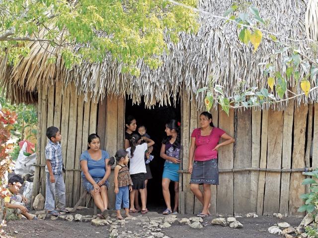 Teresa Alonso y María Ramos, junto a sus hijos, en San Marcos, se integrarán al programa de huertos productivos. (Foto Prensa Libre: Edwin Bercián)
