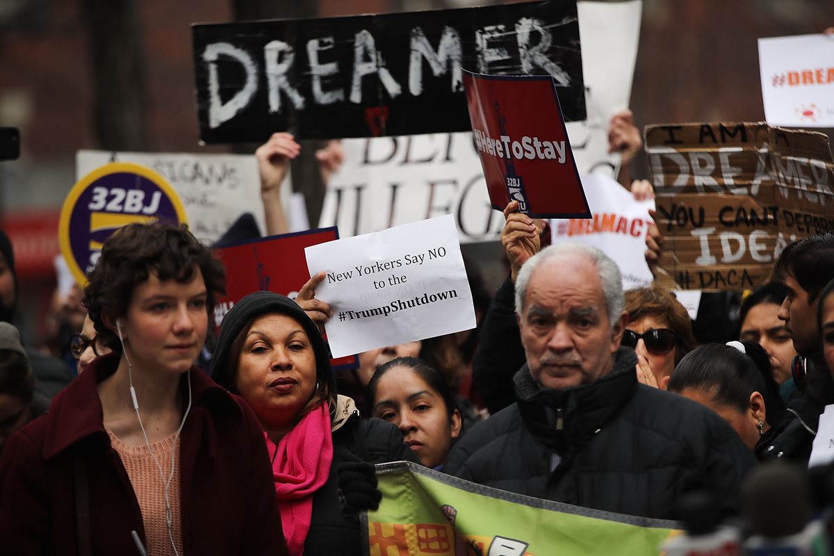 Activistas y dreamers reclamaban este lunes una solución sobre la problemática migratoria, en Nueva York. (Foto Prensa Libre: AFP)