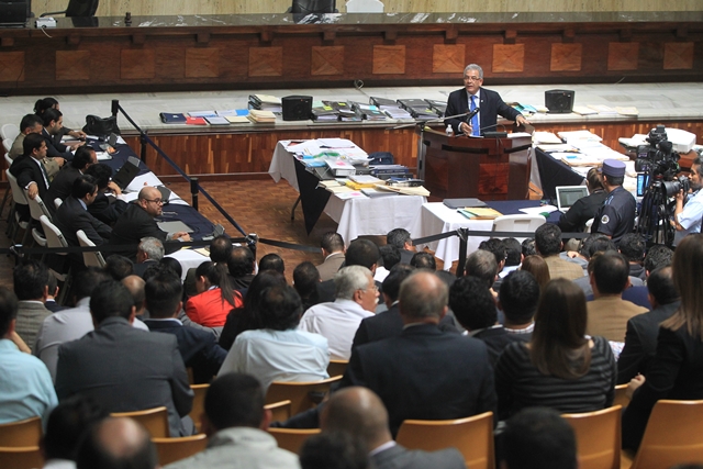 El Juez Miguel Ángel Gálvez argumenta su resolución por tercer día. Durante la sesión explica la compra de regalos lujosos para los exgobernantes Otto Pérez Molina y Roxana Baldetti. (Foto Prensa Libre: Esbin García)