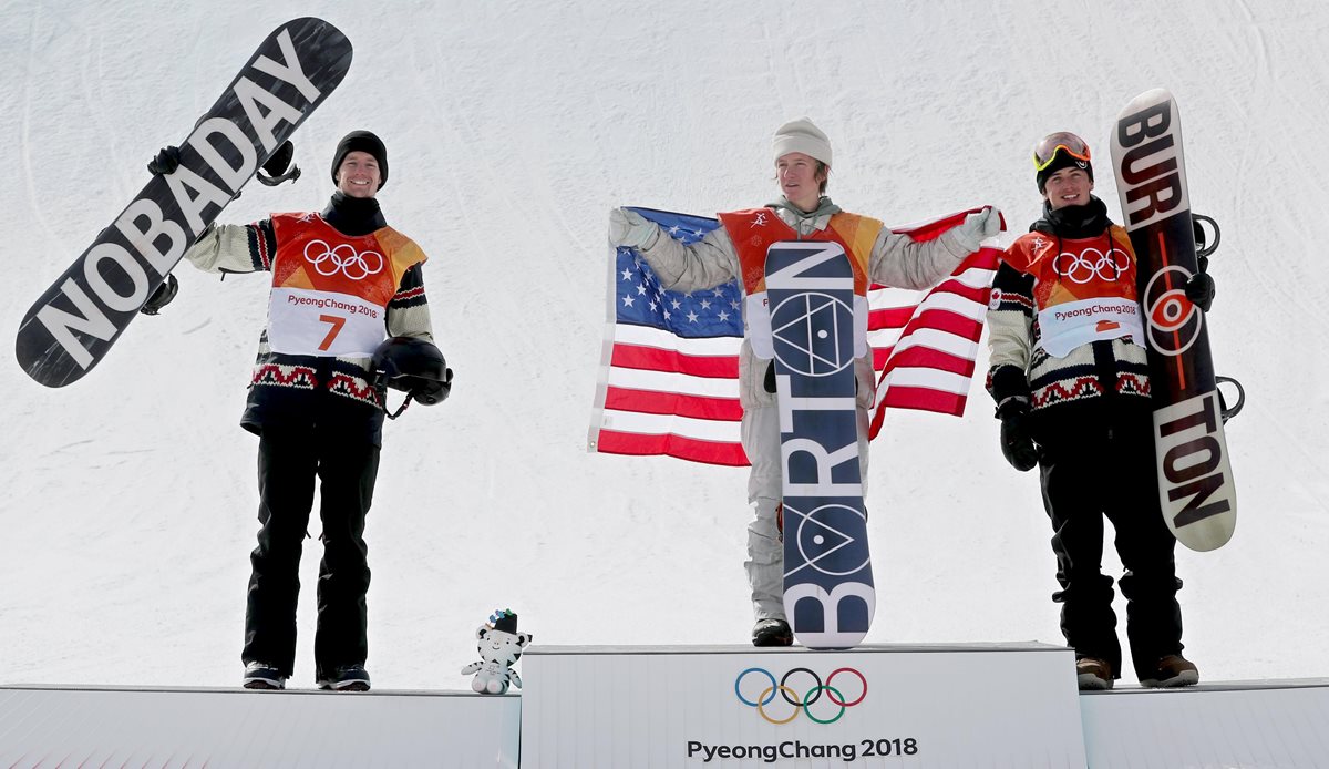 Max Parrot, Redmond Gerard y Mark McMorris en el podio de los Juegos Olímpicos de PyeongChang 2018.(Foto Prensa Libre: EFE)
