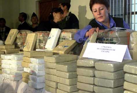 Autoridades revisan paquetes de cocaína incautada. (Foto Prensa Libre: Archivo)