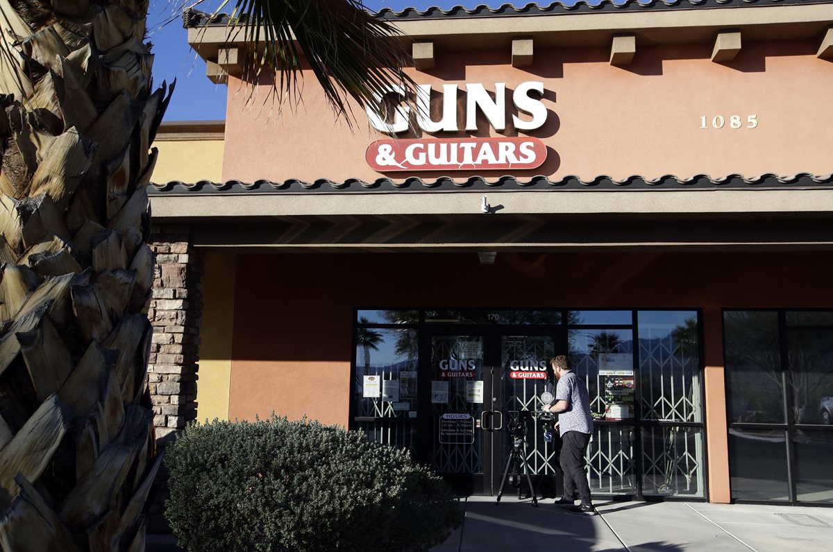 Las tiendas  Guns & Guitars, dijero en un comunicado que Paddock no mostró señales de ser incapaz de comprar armas.(AP).