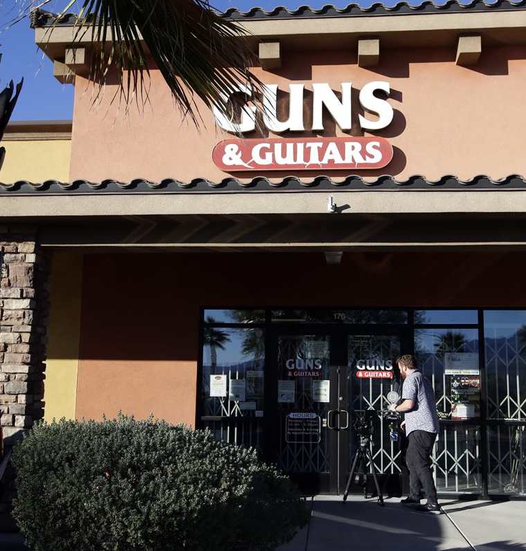 Las tiendas  Guns & Guitars, dijero en un comunicado que Paddock no mostró señales de ser incapaz de comprar armas.(AP).