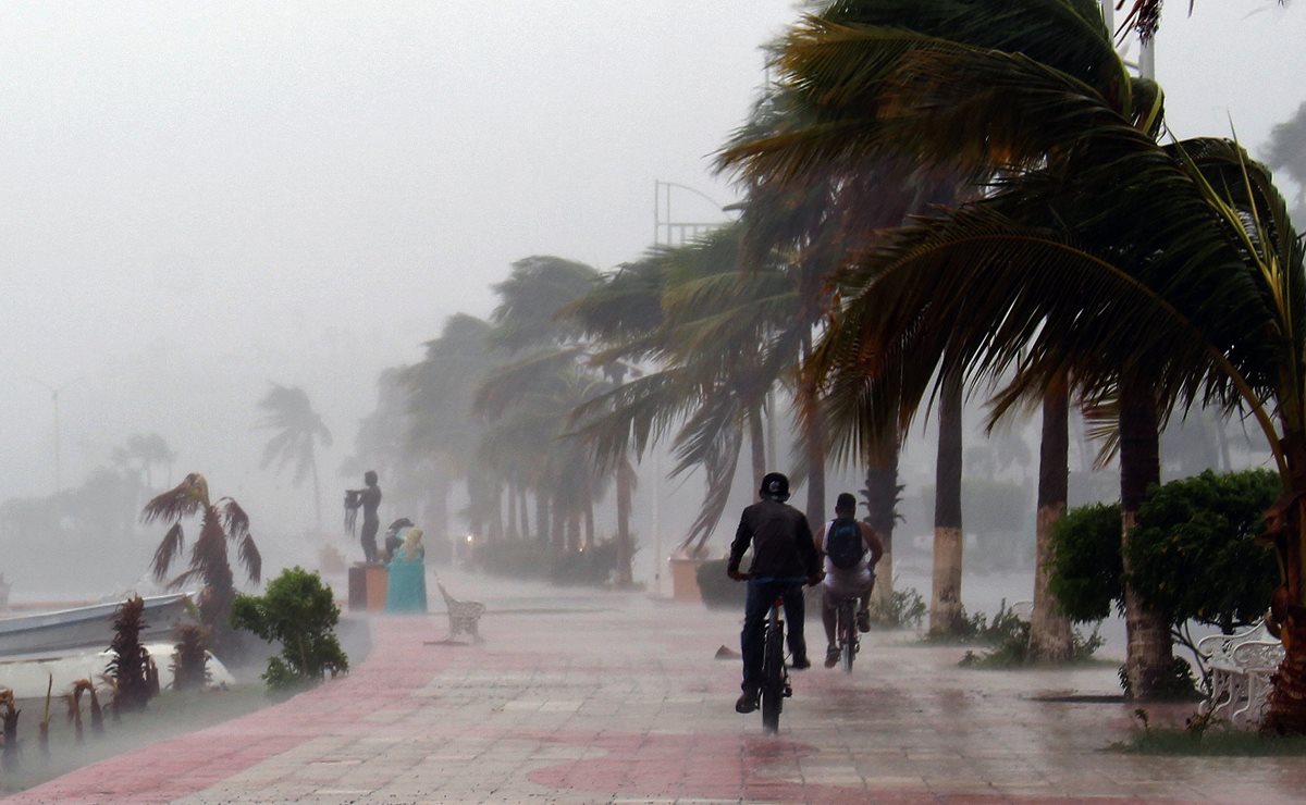 Zona turística de México es golpeada por el huracán Newton. (Foto Prensa Libre: AFP).