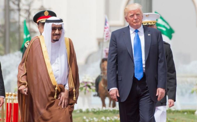 Salmán bin Abdulaziz, rey de Arabia Sudí y Donald Trump, presidente de EE.UU. (Foto Prensa Libre: EFE)