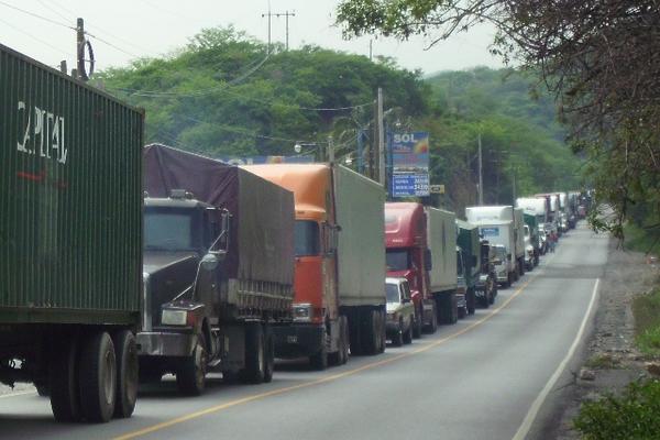 Filas de vehículos se formaron tras el choque. (Foto Prensa Libre: Héctor Contreras)