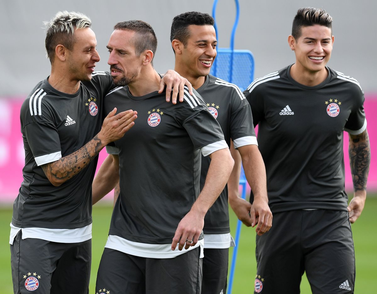 Rafinha,Franck Ribery, Thiago James Rodríguez, durante el entrenamiento del Bayern Múnich. (Foto Prensa Libre: AFP)
