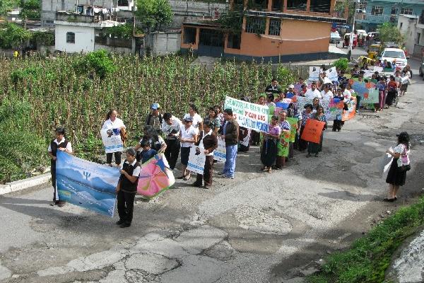 Caminata que efectuaron varios sectores en Santiago Atitlán, Sololá, para conmemorar el Día Mundial de la Salud Mental.