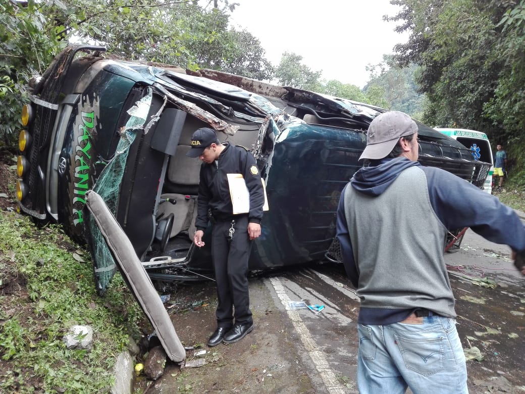 El bus volcó en la carretera entre Colomba y Quetzaltenango. (Foto Prensa Libre: Cruz Roja Guatemalteca)