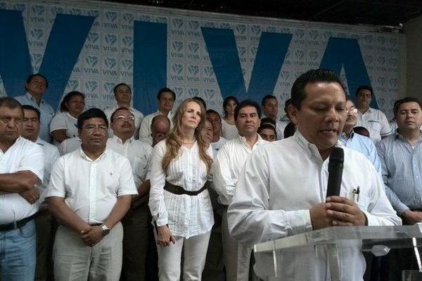 Armando Castillo, nuevo secretario general del partido Viva; al fondo, el resto de miembros. (Foto Prensa Libre: Juan Manuel Castillo)<br _mce_bogus="1"/>