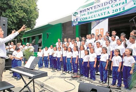Abraham Luis Paula dirige el coro de la Escuela Nohemí Morales de Arjona. (Foto Prensa Libre: Edwin Bercián)