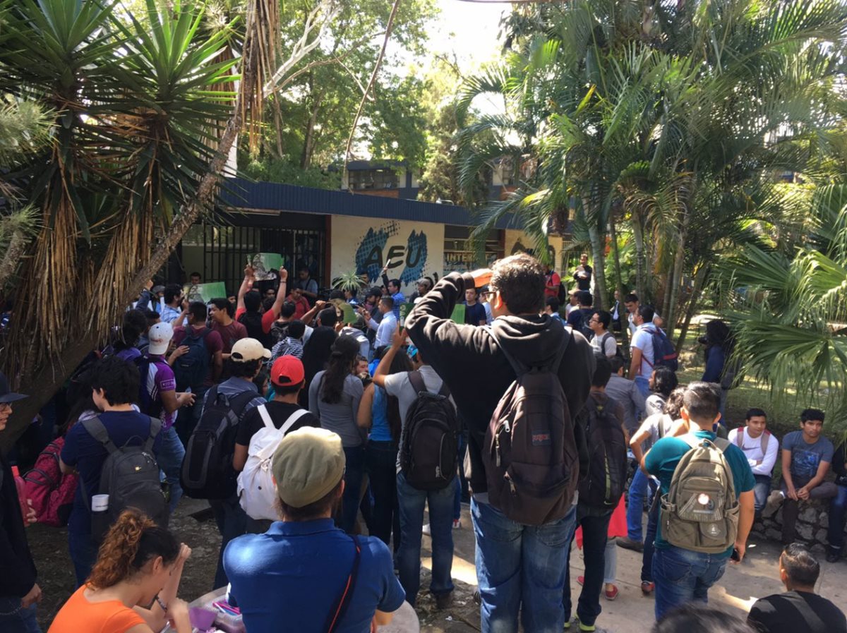 Estudiantes frente a la sede de la AEU para desconocer a la Comisión Transitoria que la dirige. (Foto Prensa Libre: Hemeroteca PL)