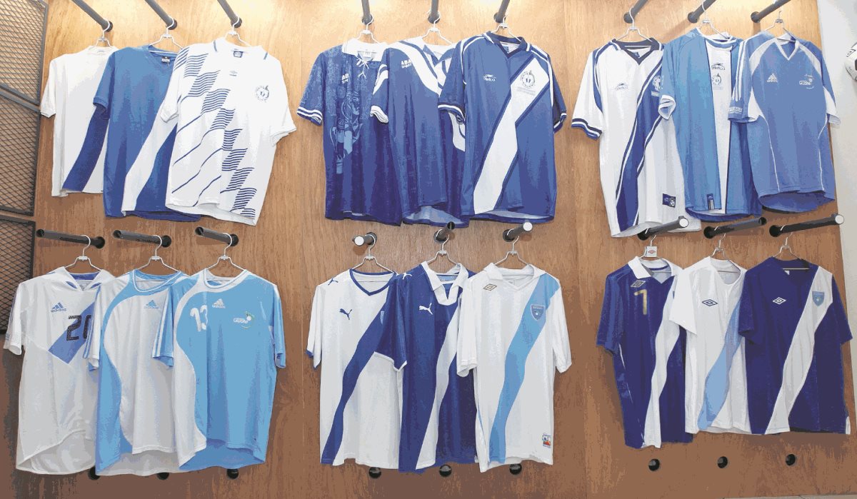 La camisola de la Selección Nacional de Guatemala ha tenido diferentes transformaciones pero siempre permanecen los colores azul y blanco. (Foto Prensa Libre: Fernando López)