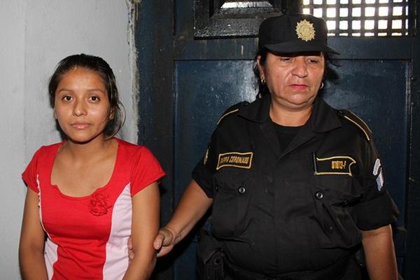 La mujer fue detenida cuando intentaba cobrar Q500 de una extorsión. (Foto Prensa Libre: Rolando Miranda)<br _mce_bogus="1"/>