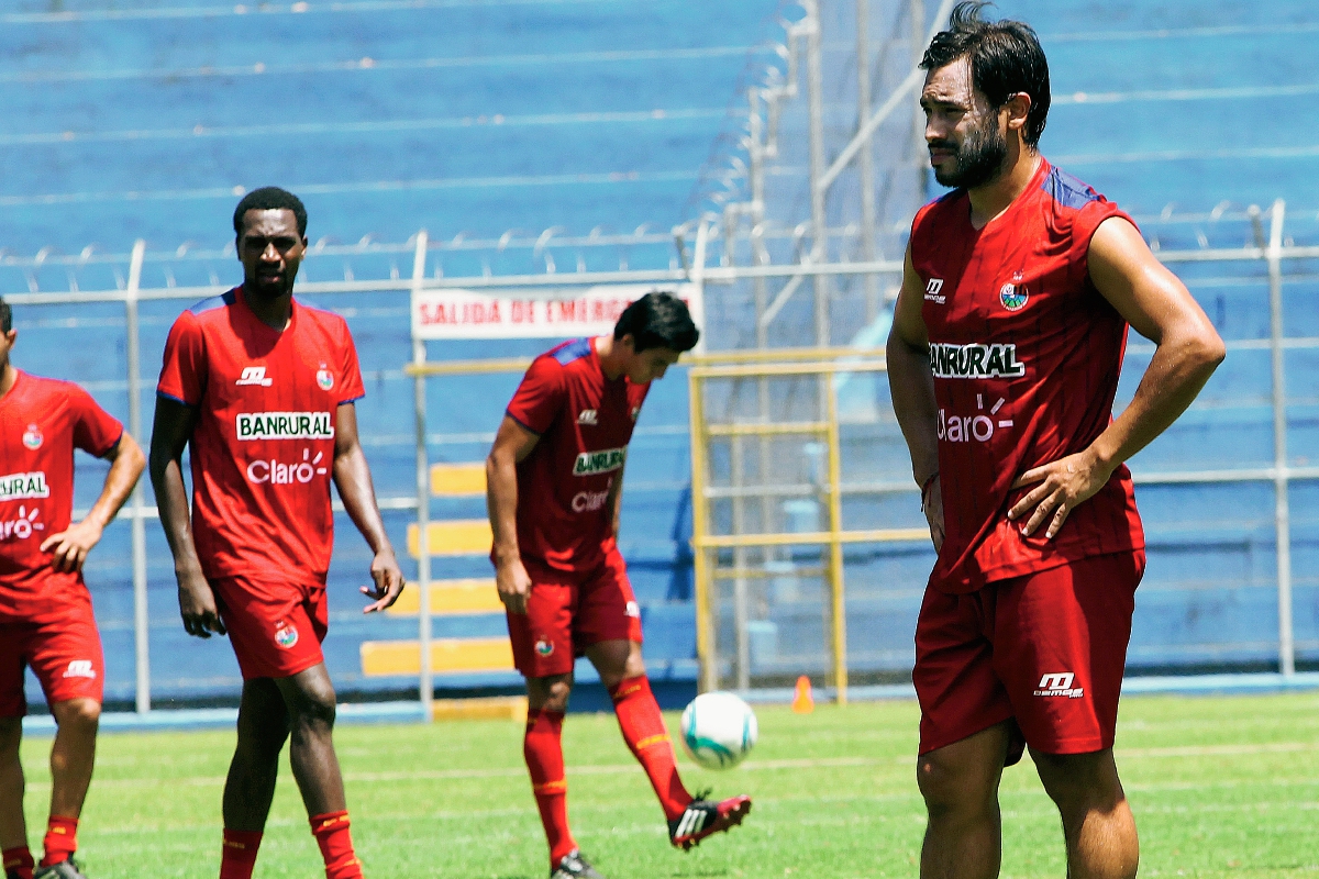 Carlos Ruiz analiza la situación del jugador en el futbol nacional. (Foto Prensa Libre: Edwin Fajardo)
