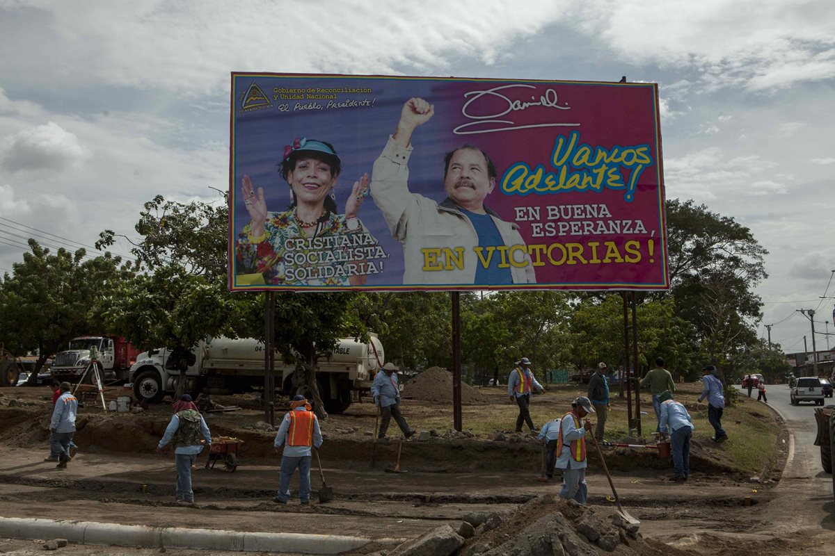 Una valla con la imagen de Rosario Murillo (izq.) junto al presidente de Nicaragua, Daniel Ortega, es vista en Managua. (Foto Prensa Libre: EFE).