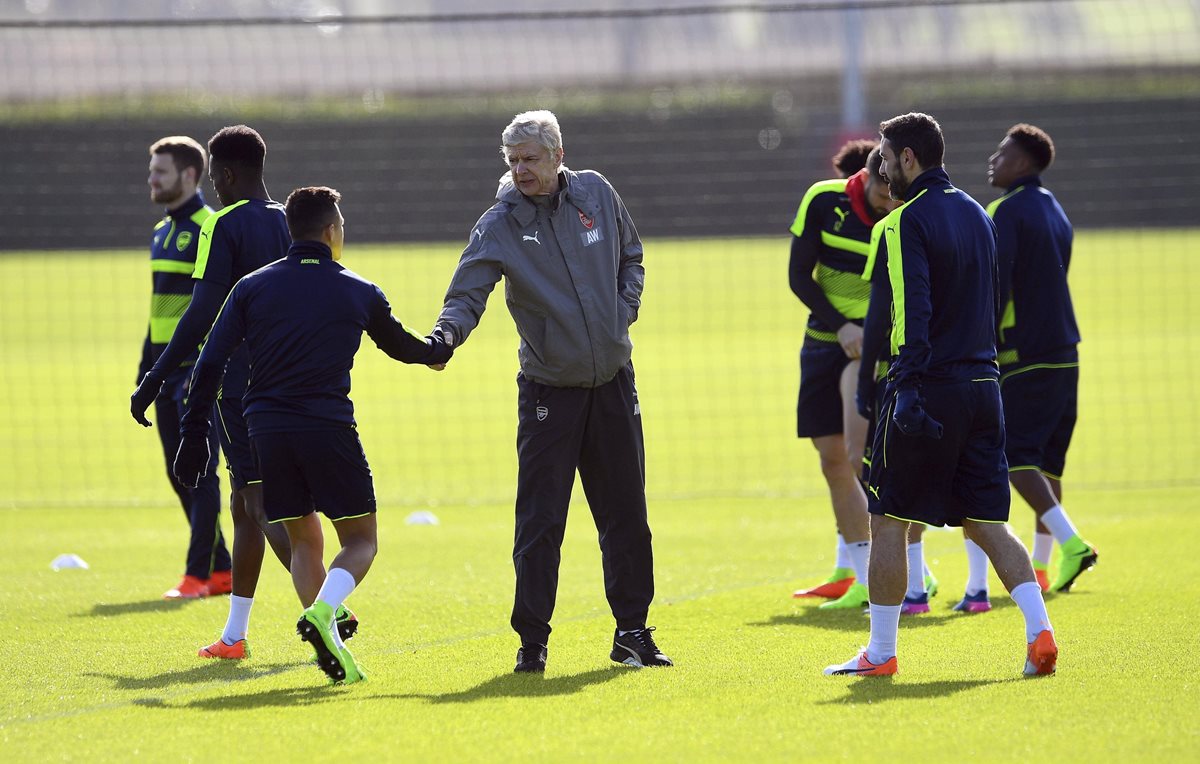 Arsene Wenger (c), saluda a Alexis Sánchez durante un entrenamiento en Colney, donde preparan el juego frente al Bayen Múnich en la Liga de Campeones. (Foto Prensa Libre: EFE)